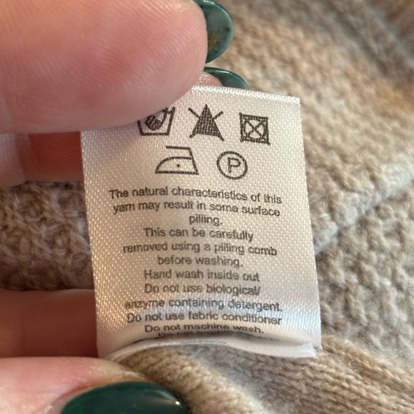 Cashmere V-Neck Sweater Soft Knit Relaxed Fit with front pockets. - Picture 9 of 9